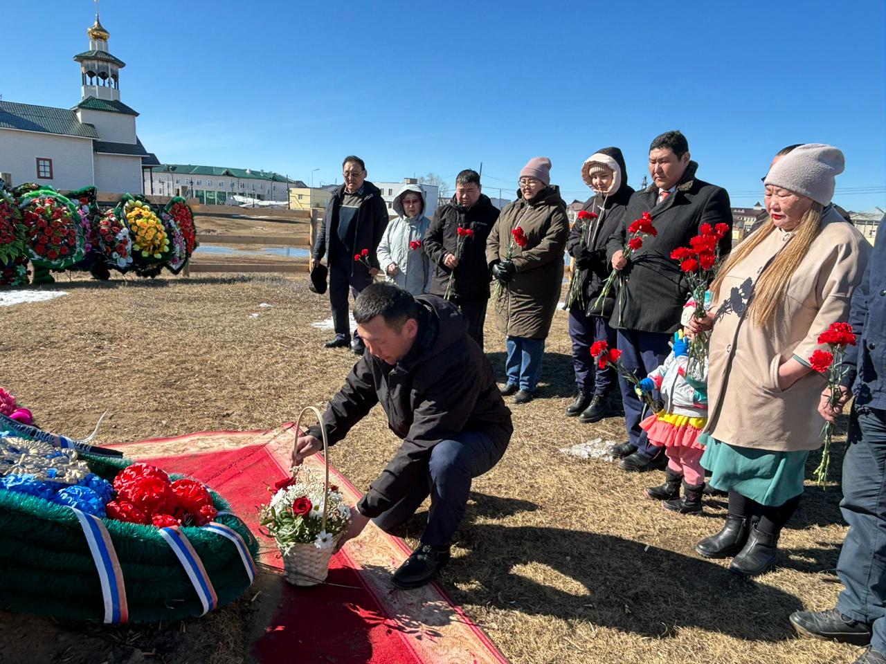 К могиле первого президента Якутии возложили цветы