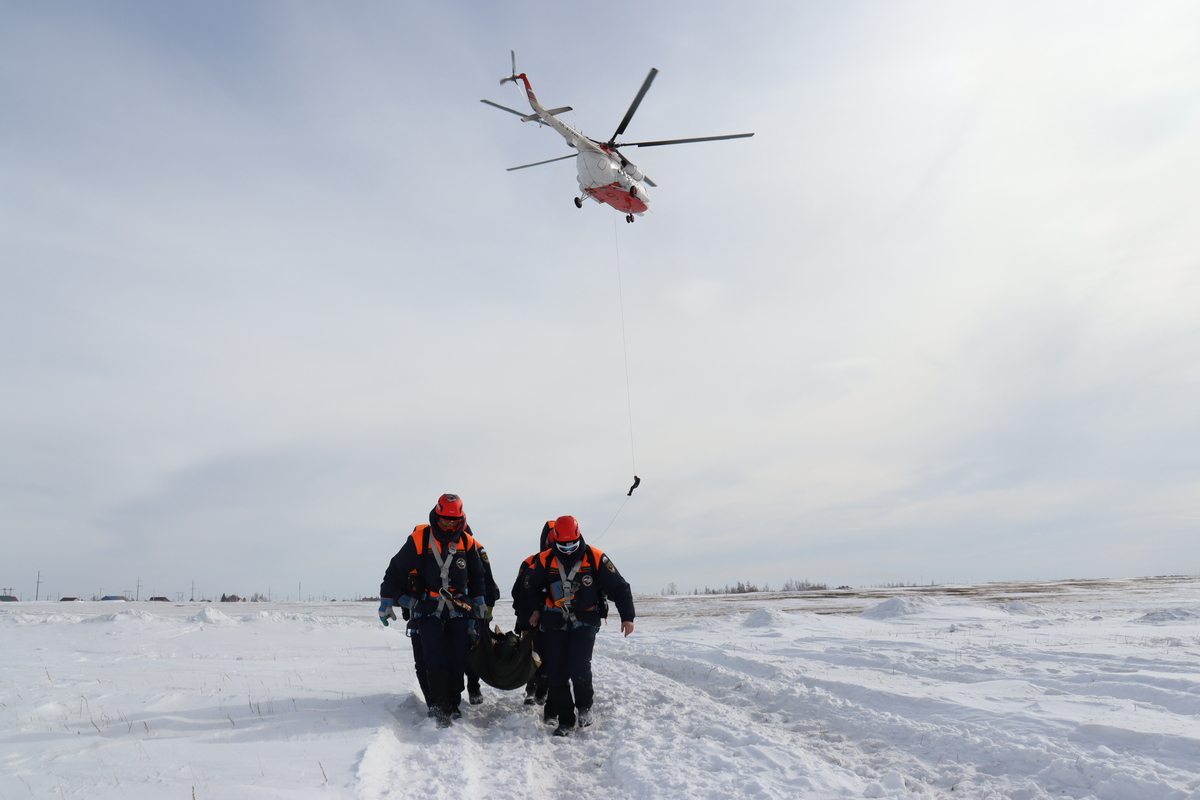 Прыжки с вертолёта. Служба спасения Якутии провела учения перед паводковым сезоном