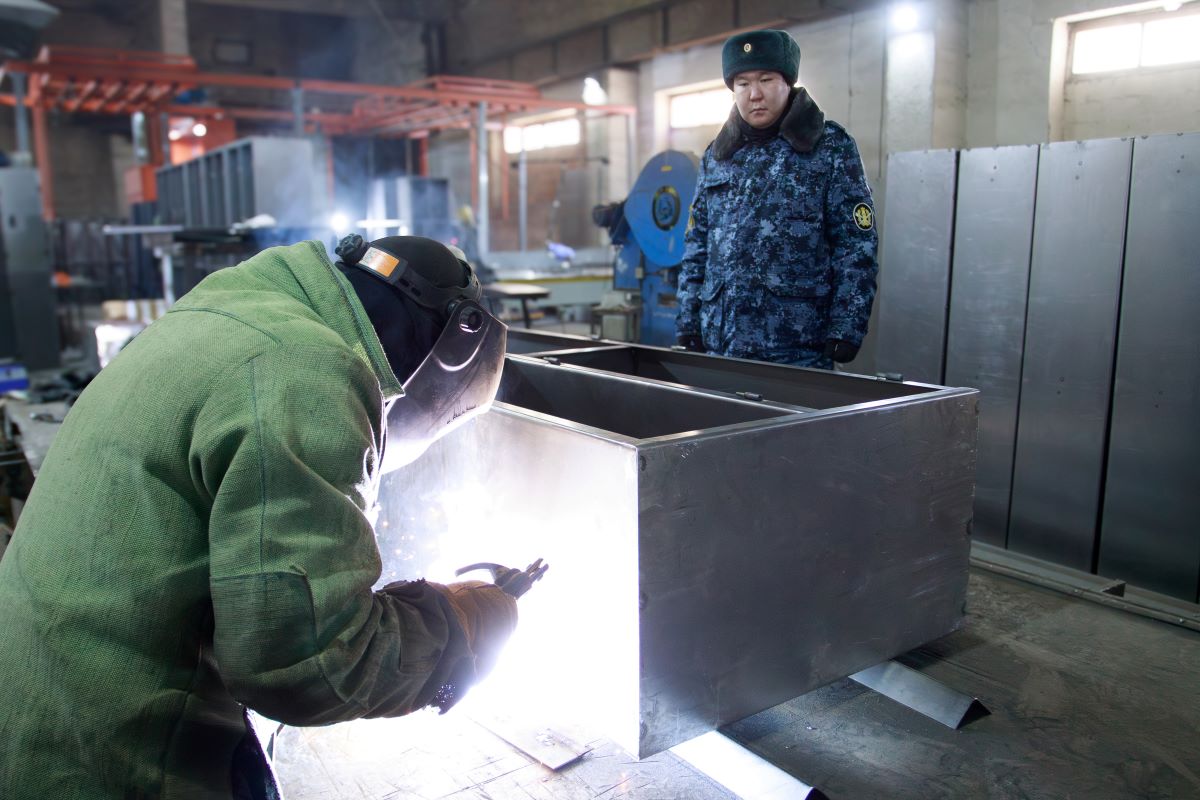 В исправительной колонии в Якутске производят шкафчики с электронным замком для спортивных залов