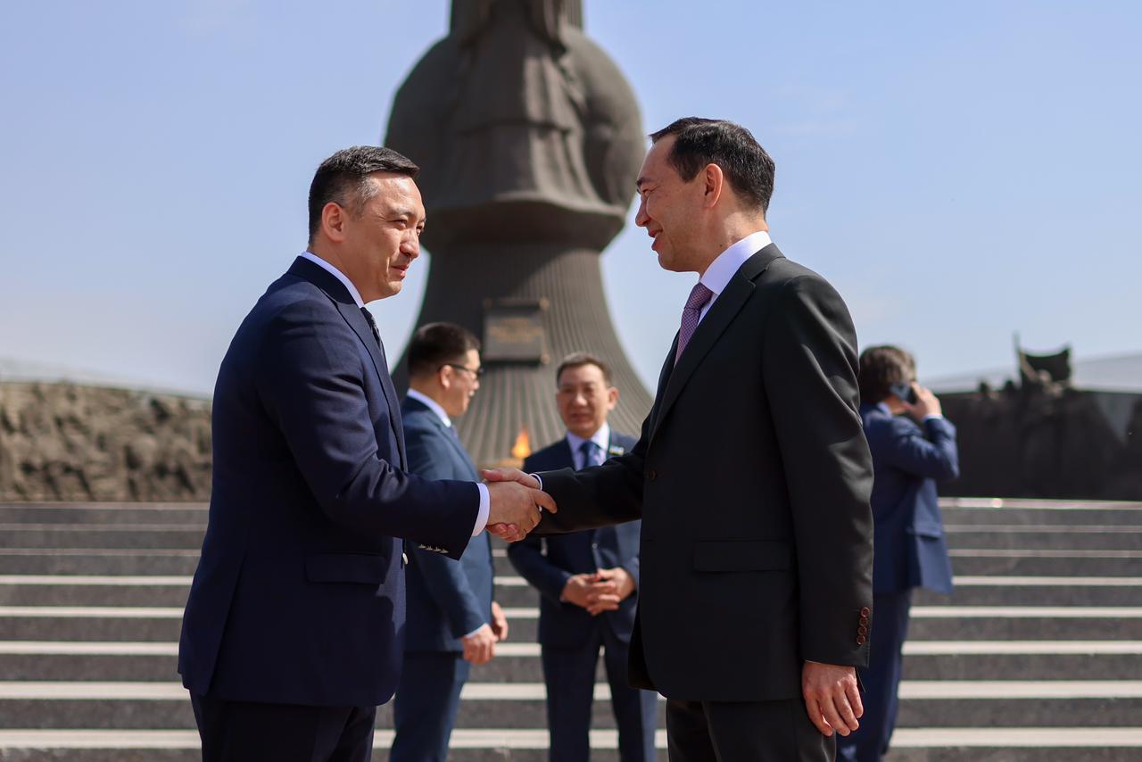 Глава Якутии возложил цветы к монументу защитникам Отечества в Астане