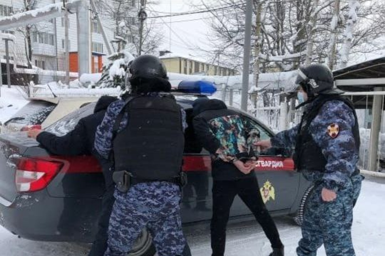 Двое жителей Якутска ограбили на улице прохожего