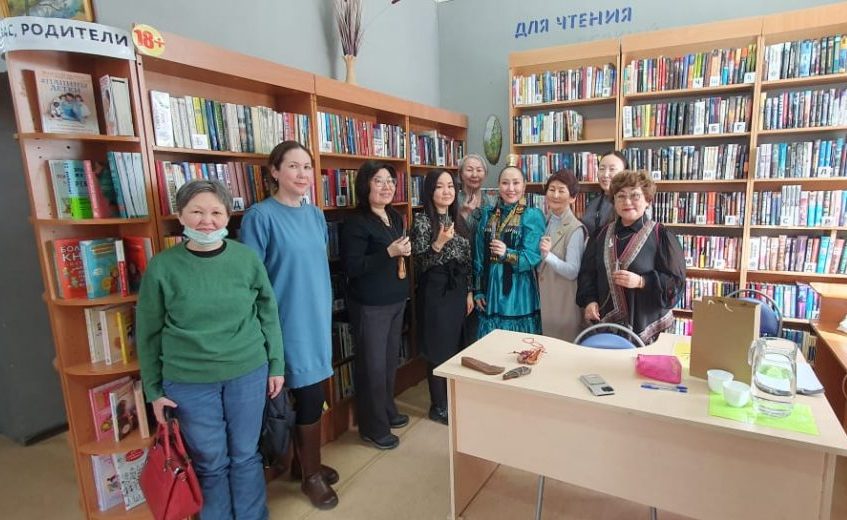Хомусист-виртуоз мира Нарияна Ренанто провела мастер-класс в детской библиотеке Якутска