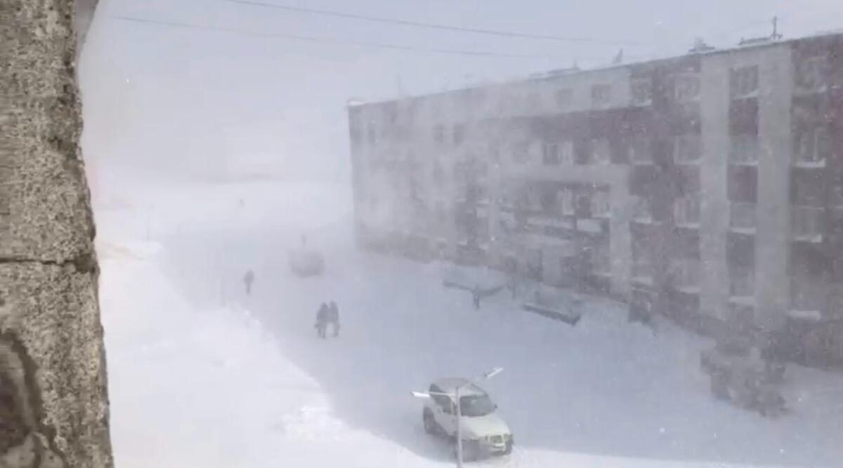 Видеофакт: в поселке Тикси Якутии бушует метель