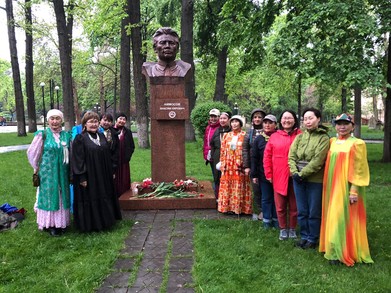 Журналисты из Якутии почтили память Максима Аммосова в Кыргызстане