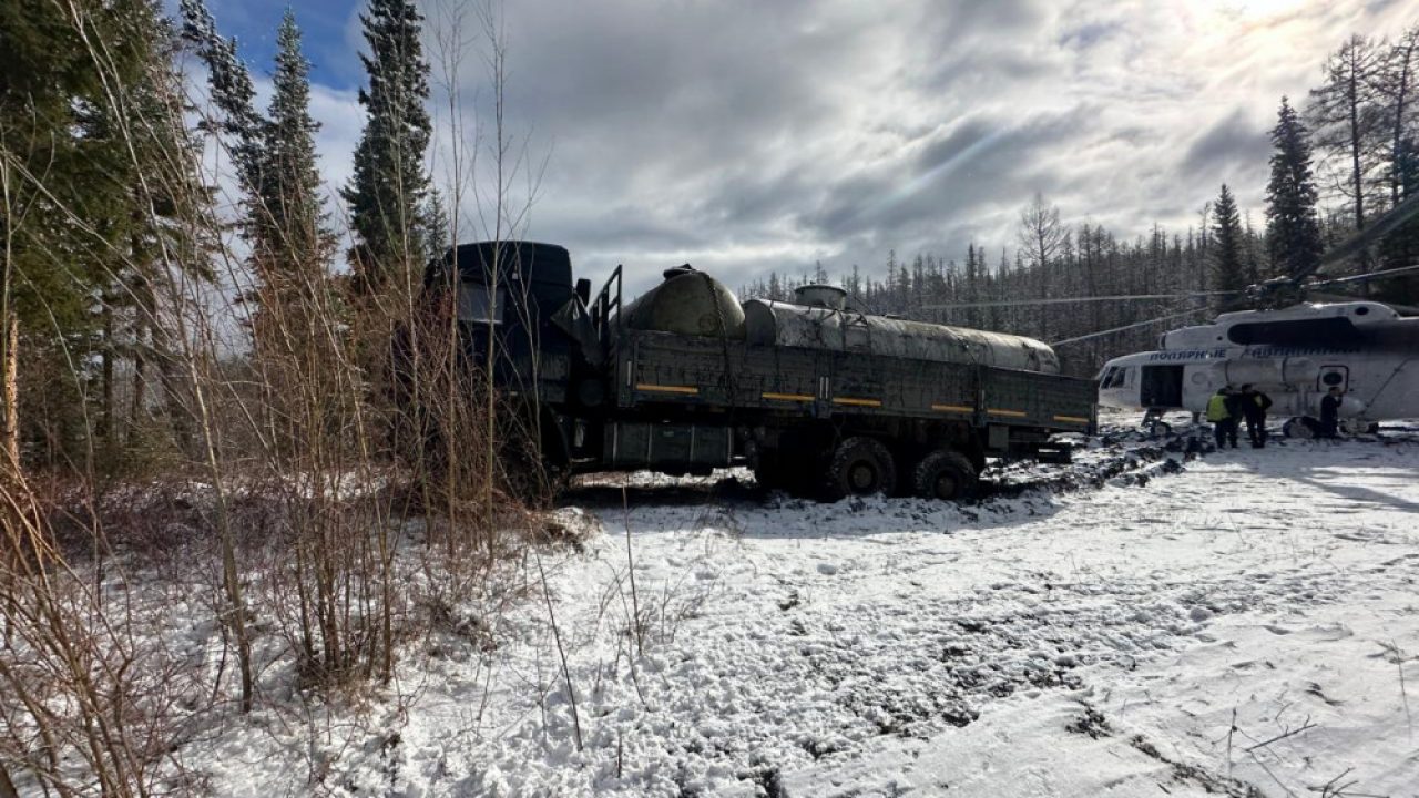 Автомобиль «Урал» с 12 людьми на борту провалился под лед на реке Алдан в  Якутии — ЯСИА