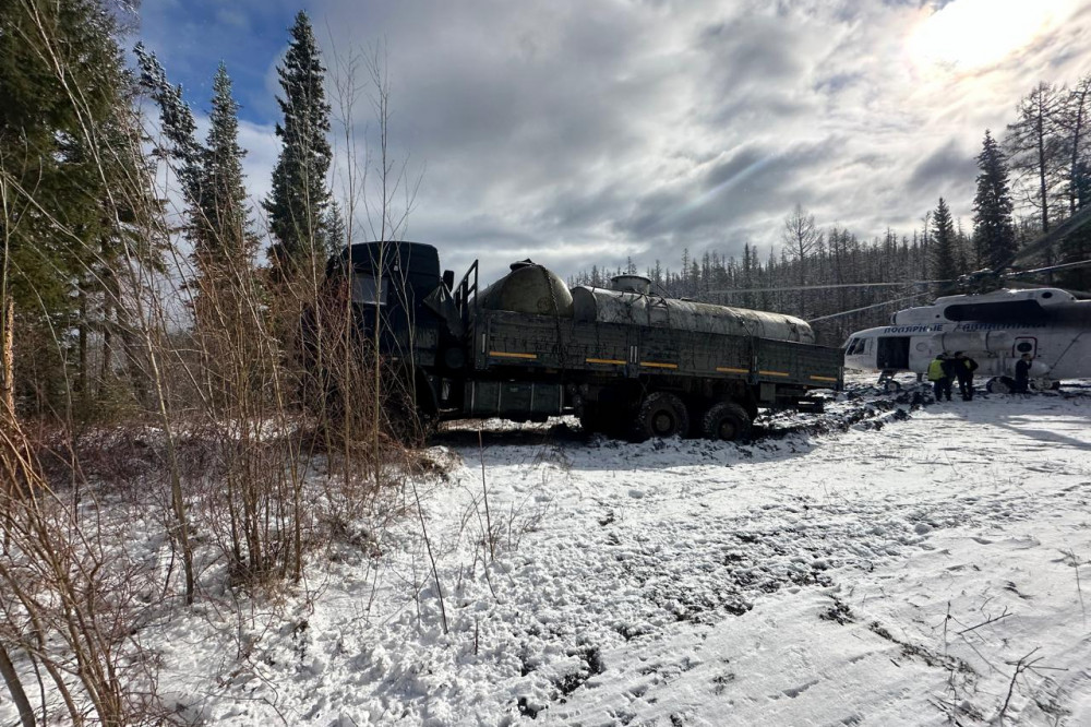 Автомобиль «Урал» с 12 людьми на борту провалился под лед на реке Алдан в Якутии