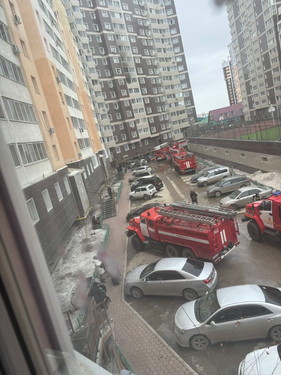 В доме микрорайона «Прометей» Якутска вспыхнул пожар. Жителей эвакуируют —  ЯСИА