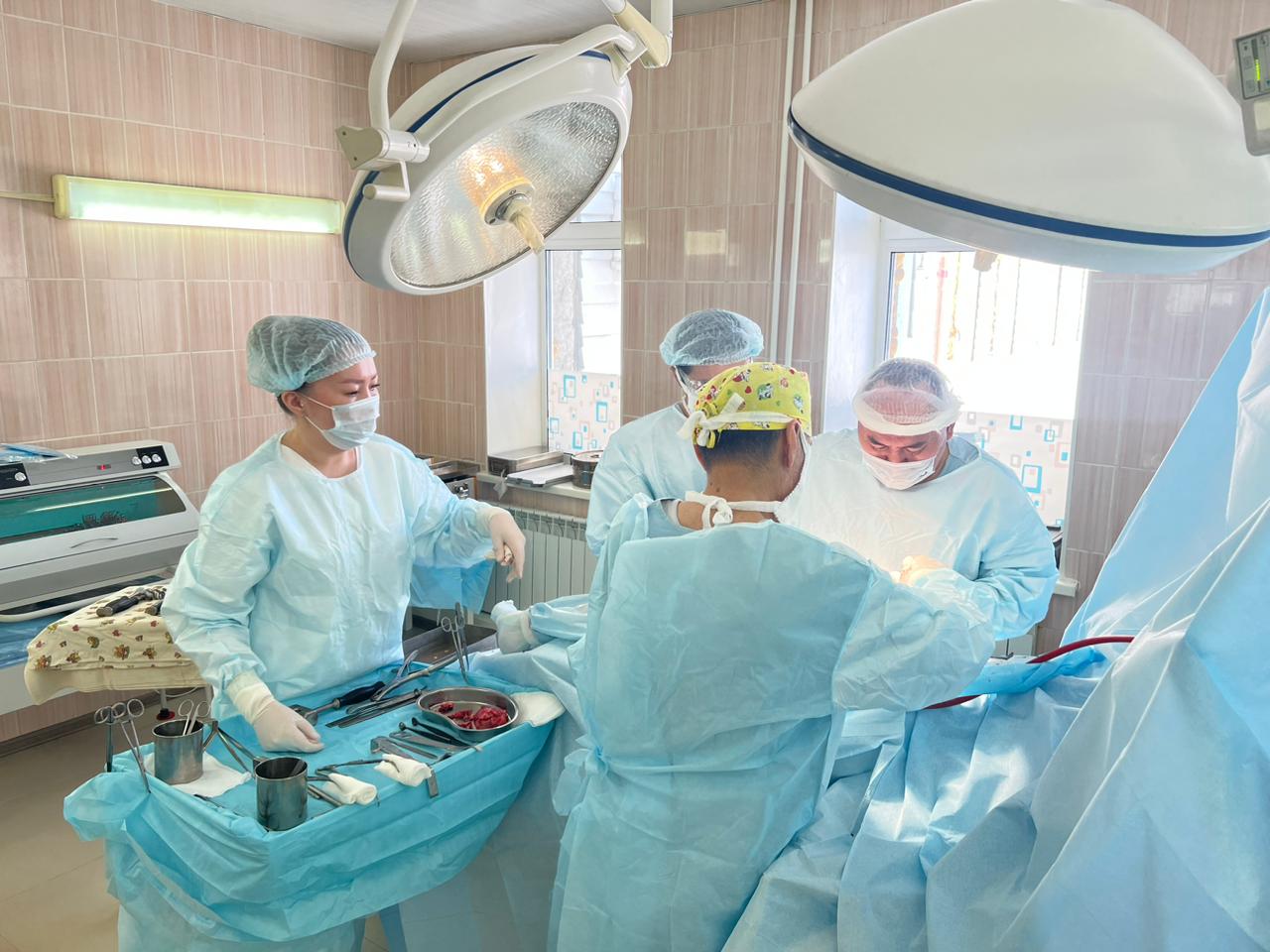 Врачи мобильного хирургического центра провели более 20 операций в Нюрбинском районе