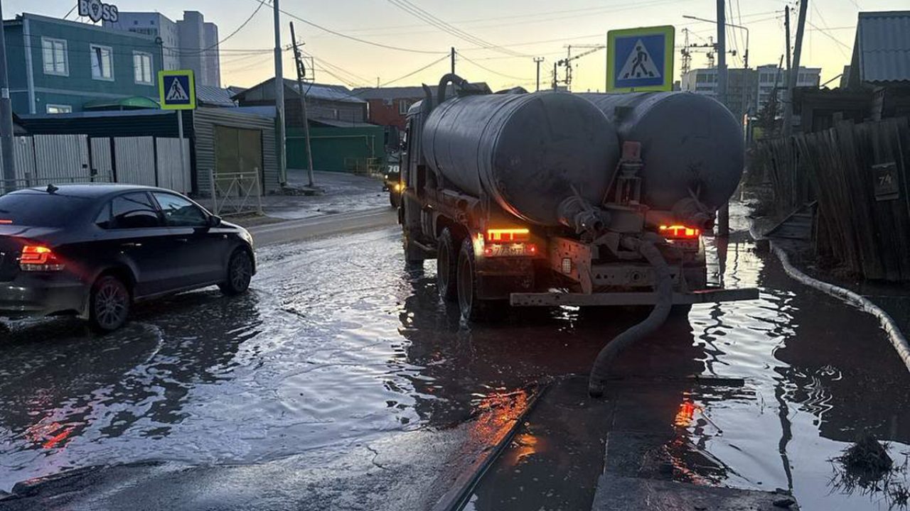 За сутки в Якутске откачано почти две тысячи кубометра талых вод — ЯСИА