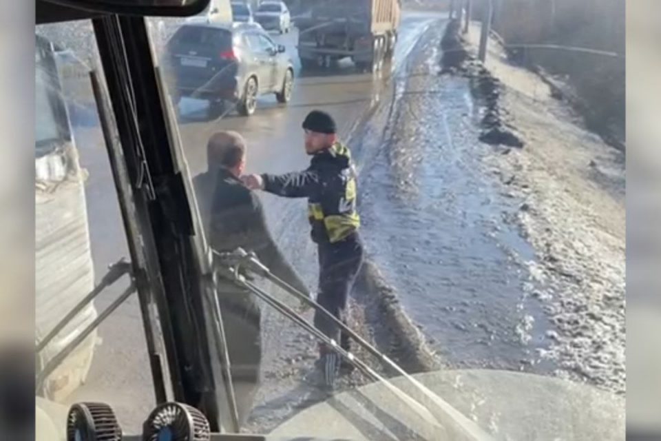 Водителей автобусов, устроивших драку на остановке в Якутске, отстранили от работы