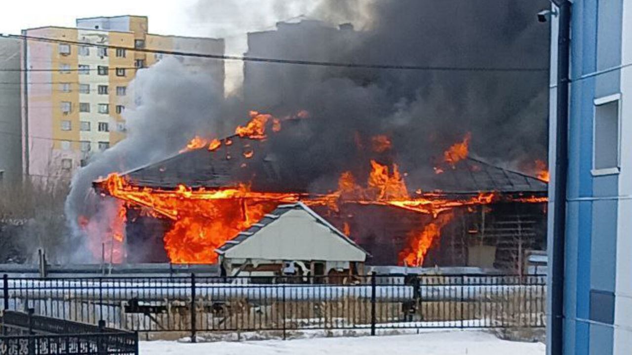 В Якутске на территории республиканской клинической больницы сгорел деревянный дом