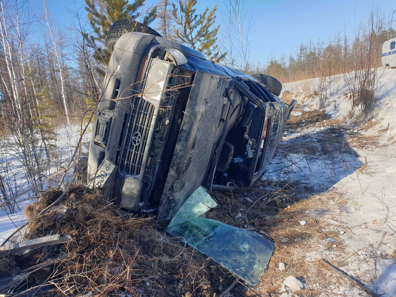 В Намском районе Якутии в ДТП опрокинулся автомобиль. Двое человек пострадали