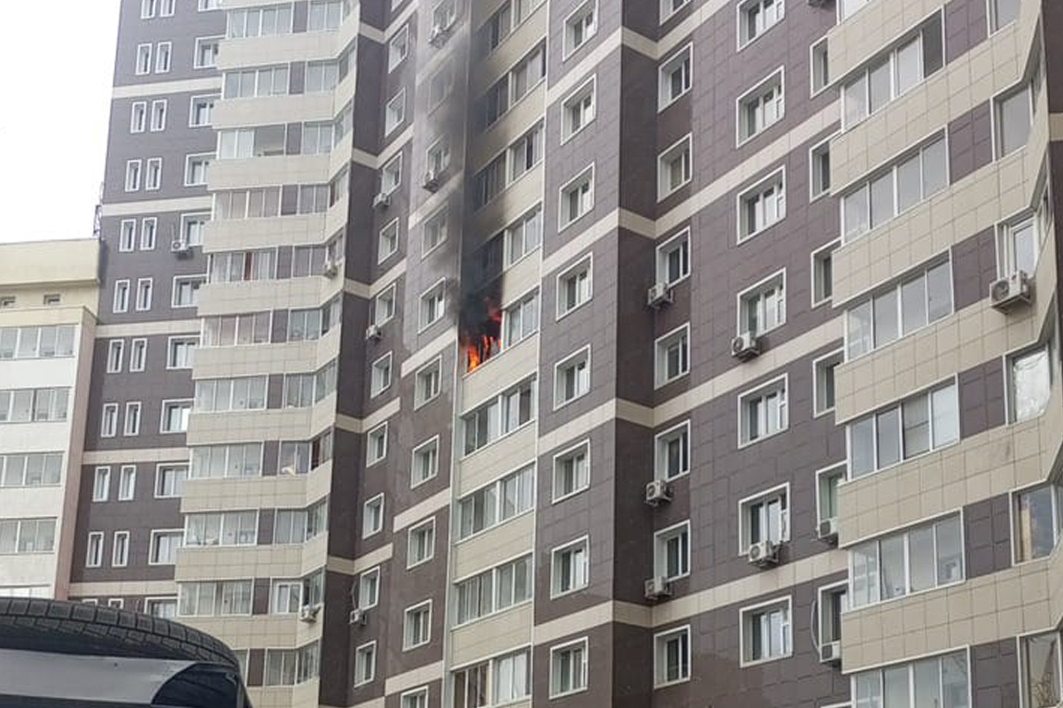 В доме микрорайона «Прометей» Якутска вспыхнул пожар. Жителей эвакуируют