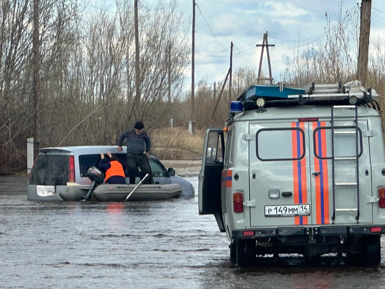Помощь спасателей потребовалась автомобилистам, застрявшим в ручье в Якутске