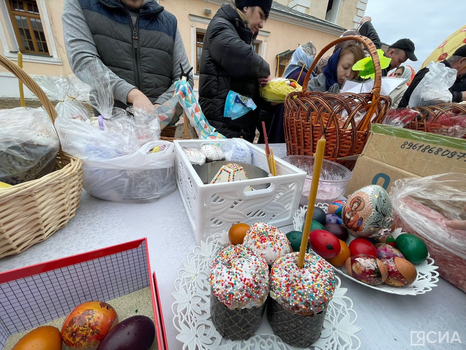Фото: в Якутске освящают куличи и яйца на Пасху