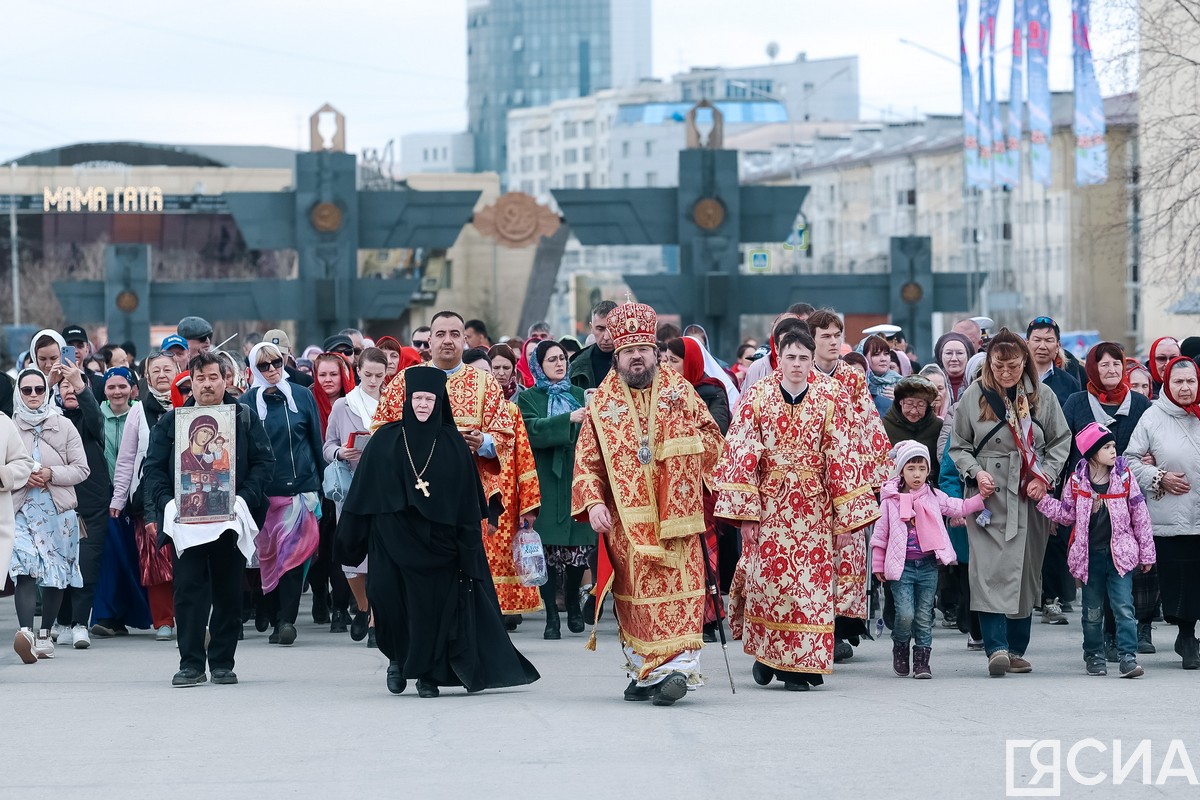 Фото и видео: в преддверии Дня Победы в Якутске прошёл традиционный пасхальный крестный ход