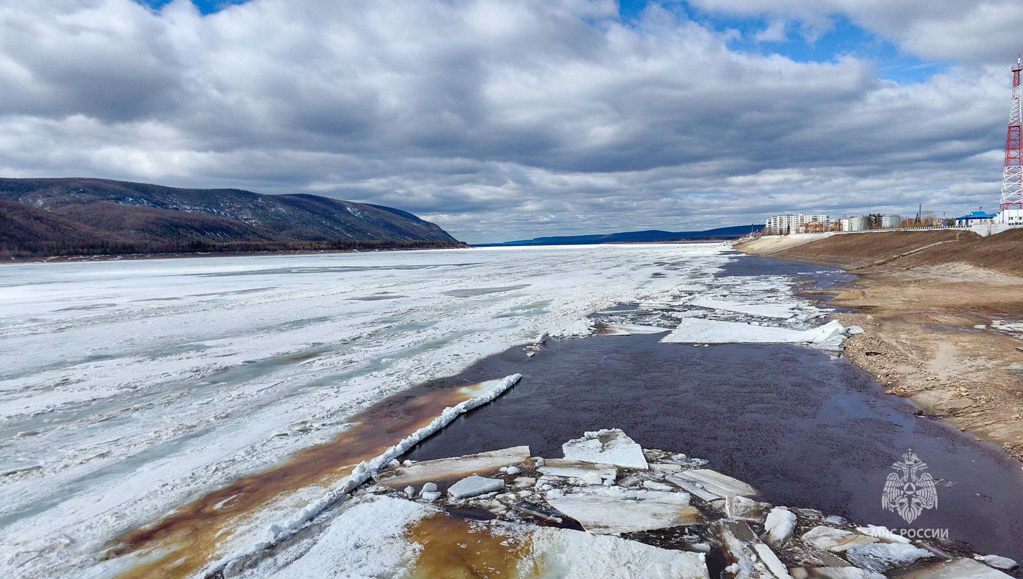 За сутки ледоход на реке Лене продвинулся на 70км. У Ленска наблюдаются подвижки льда