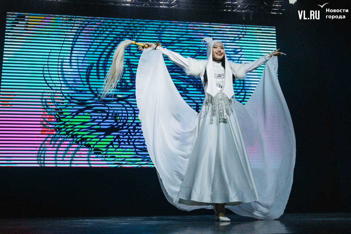Якутянка создала костюмы в стиле Олонхо для участия в «Мисс Азия ДВФУ»