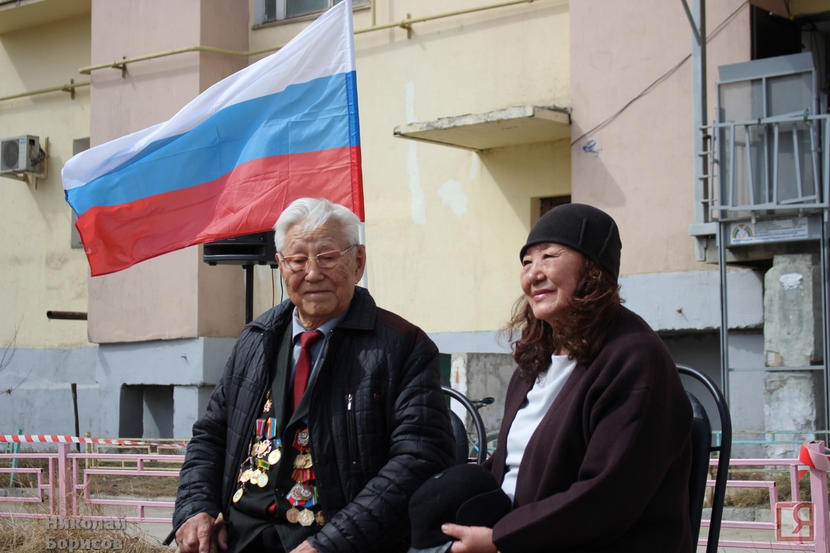 В Якутске спели для ветерана Великой Отечественной войны Кирилла Павлова —  ЯСИА