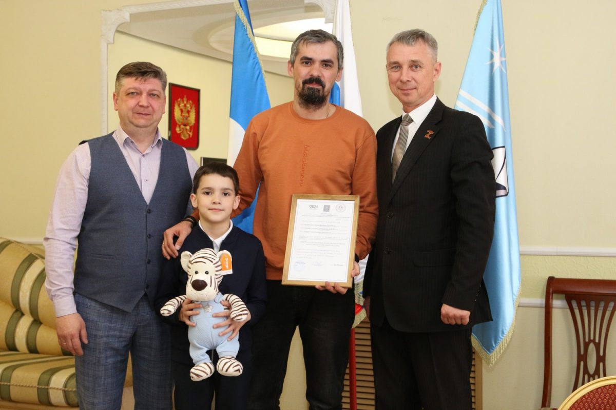 Молодой семье с детьми в Удачном вручили жилищный сертификат