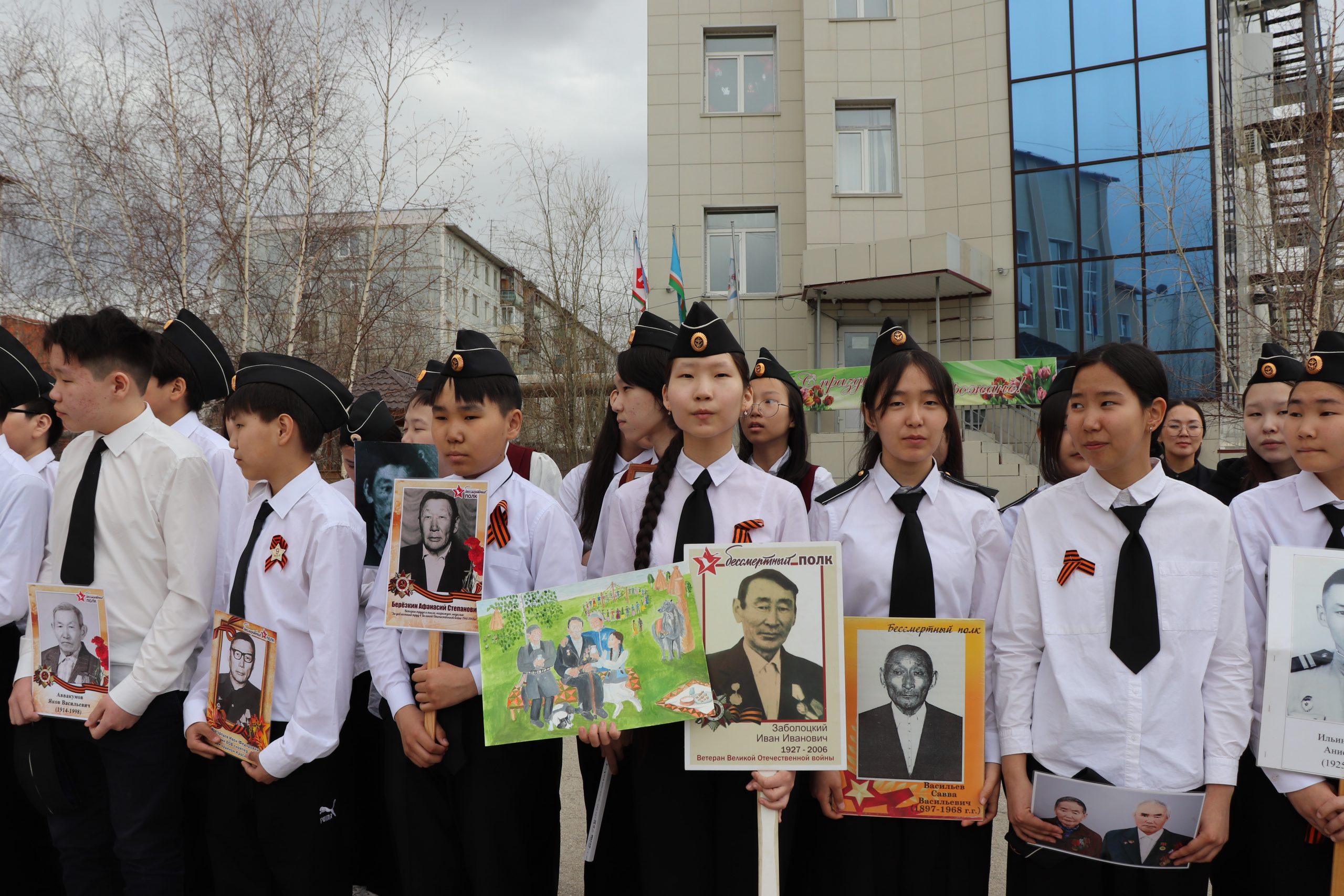 В Якутске ученики Саха гимназии провели акцию «Бессмертный полк»