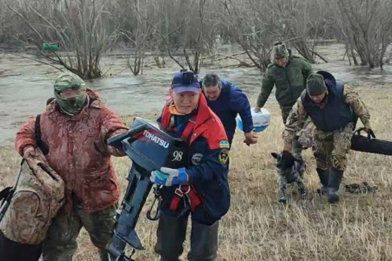 Четырех охотников, застрявших на острове, эвакуировали в Хангаласском районе