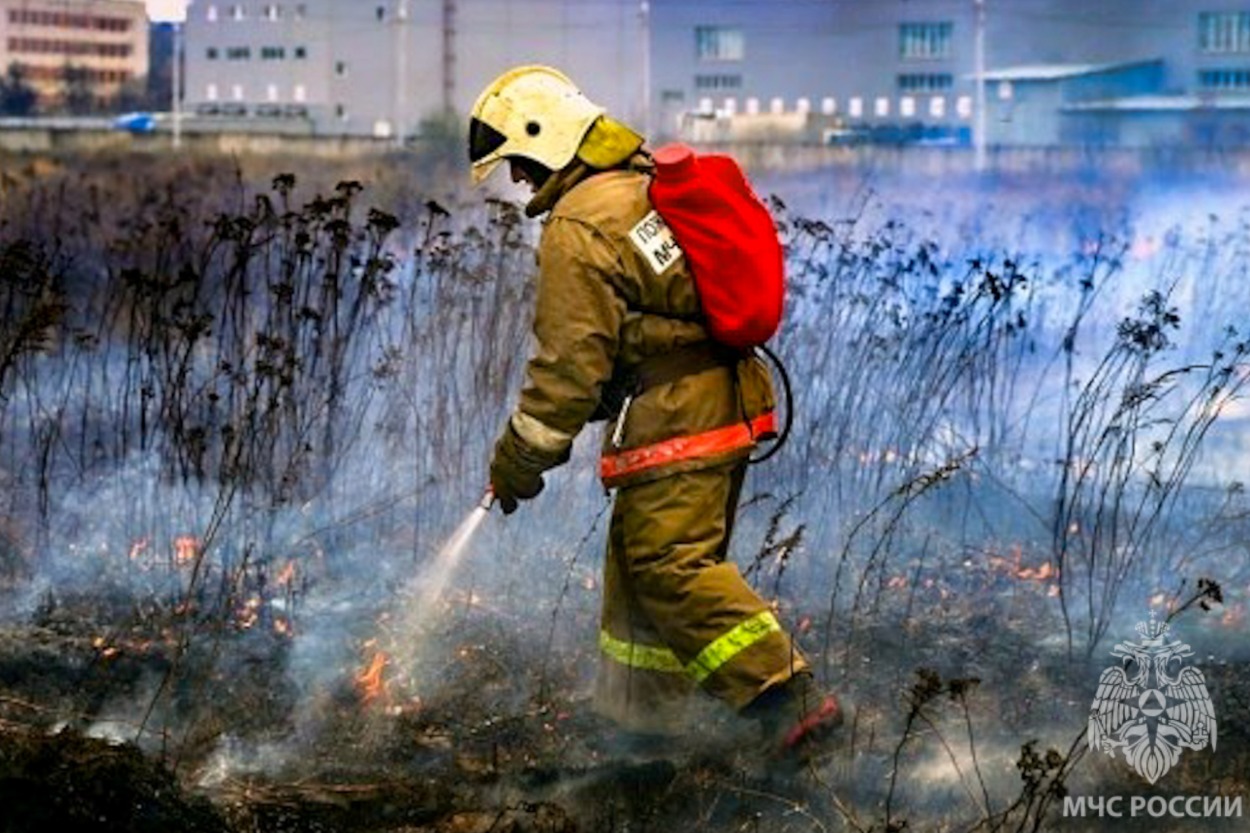 300 квадратных метров травы сгорело в селе Хатассы Якутска