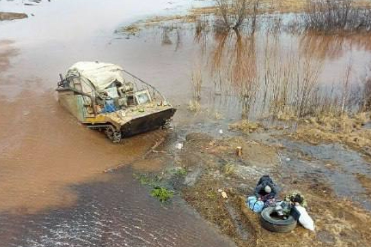 Вездеход с двумя людьми провалился в ручей в Мирнинском районе