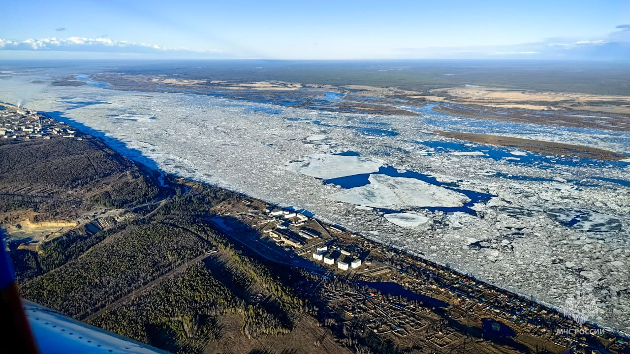 У Якутска на Лене наблюдается густой ледоход