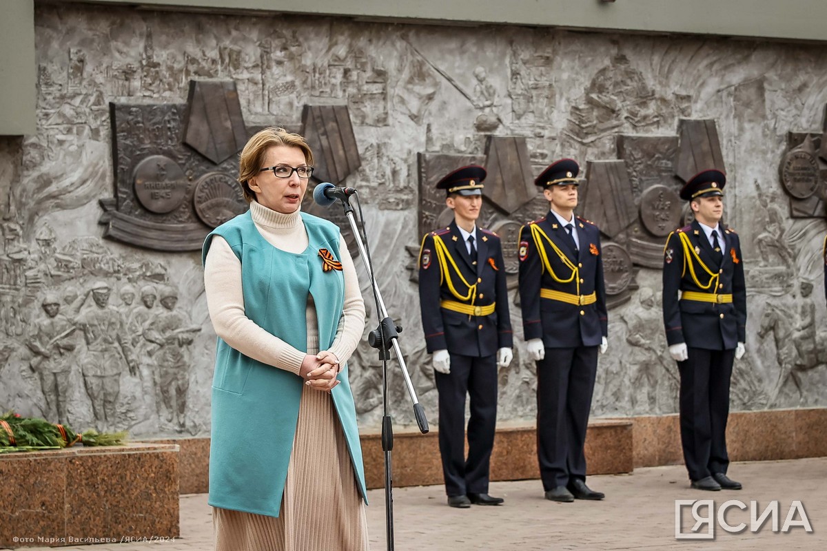 Якутяне возложили цветы к мемориальному комплексу «Солдат Туймаады» |  07.05.2024 | Якутск - БезФормата