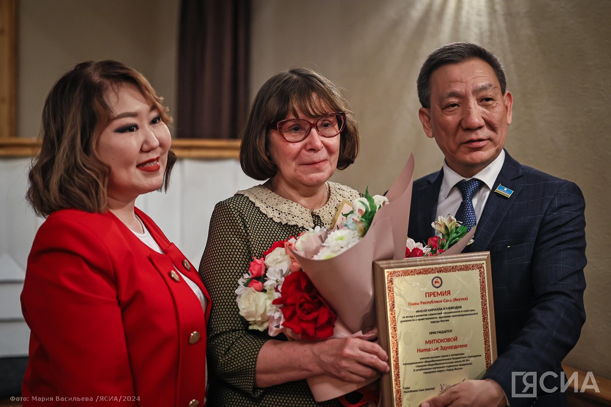 Учителю русского языка и литературы школы № 29 вручили премию главы Якутии