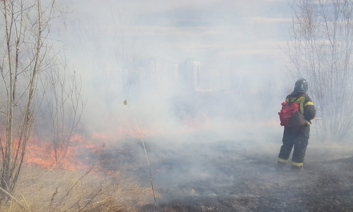 На Зеленом лугу в Якутске произошло возгорание сухой травы