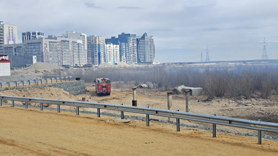 В Якутске на Зеленом лугу и в микрорайоне Марха произошло возгорание сухой травы