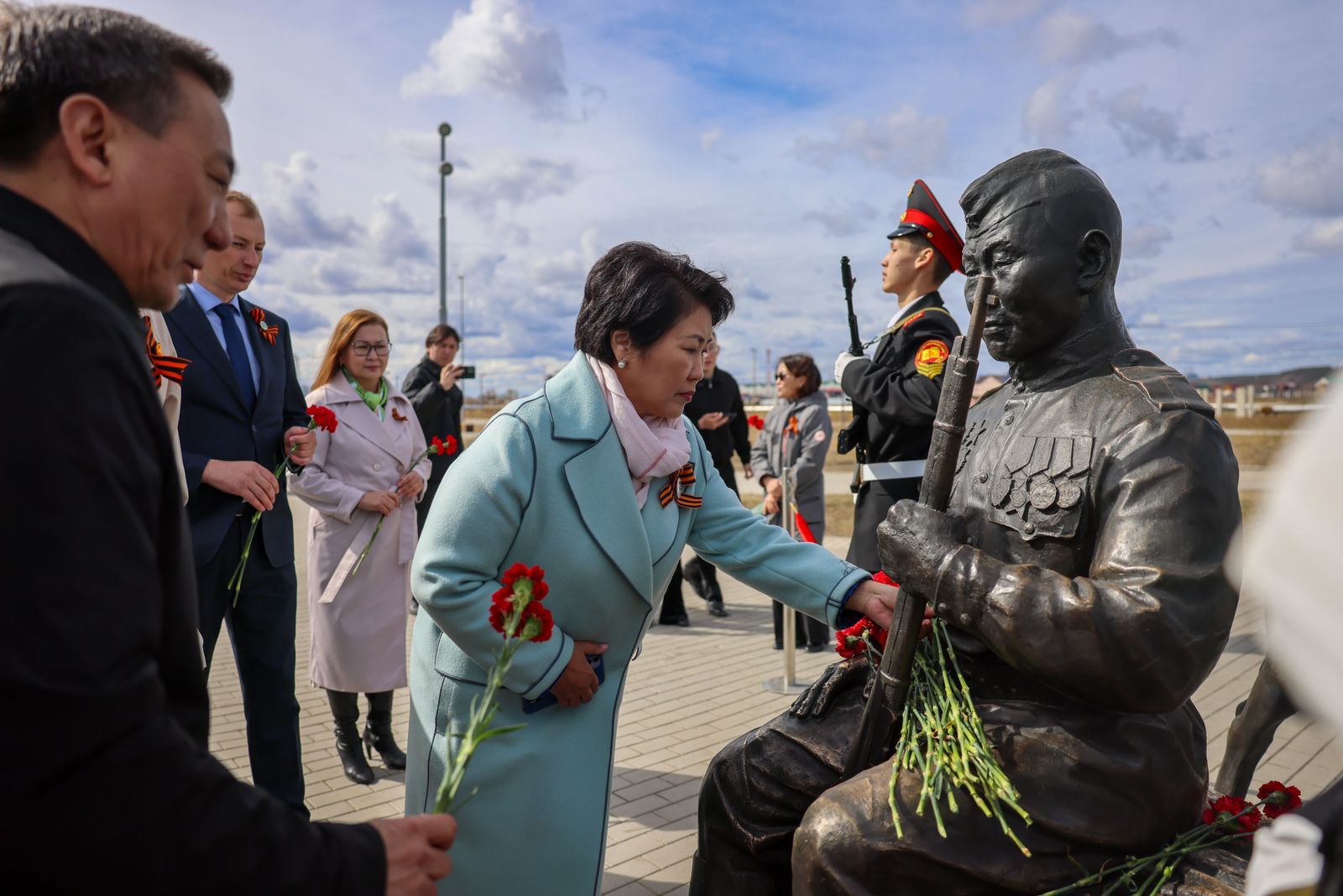 В память о воинах-якутянах возложили цветы в Парке Победы в Якутске