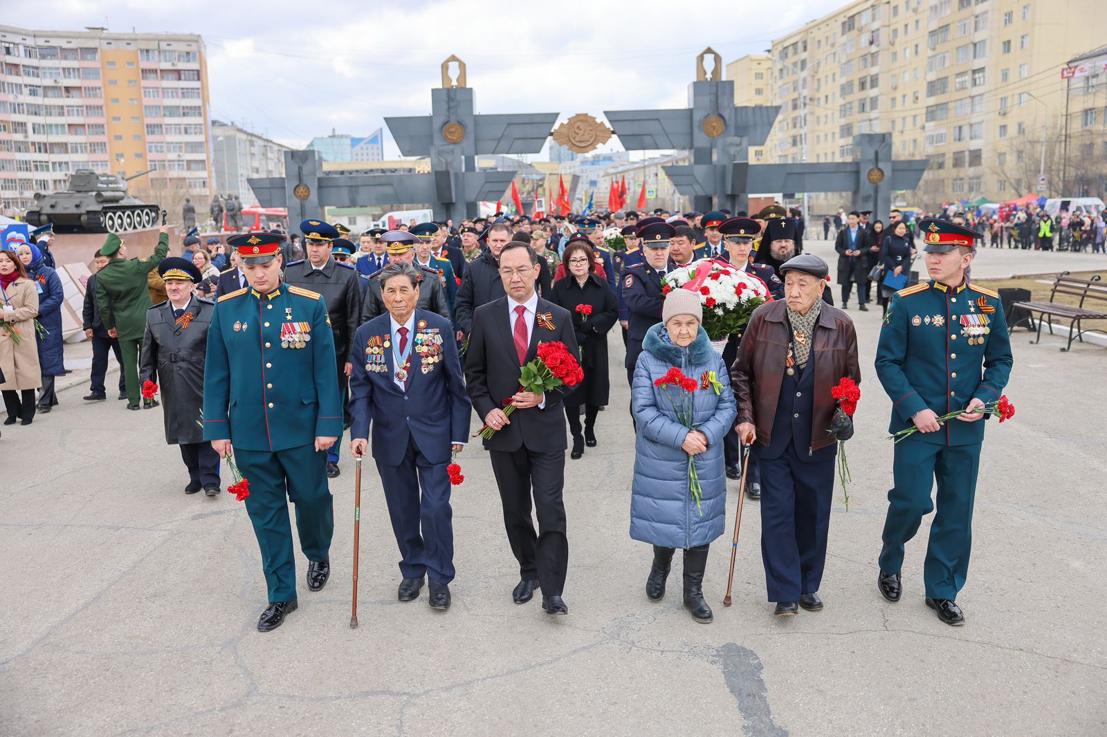 В Якутске возложили цветы к монументу «Воинам победителям»