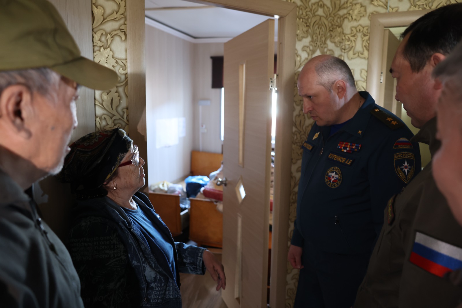 Глава Якутии и министр МЧС России пообщались с жителями подтопленных территорий Намского района