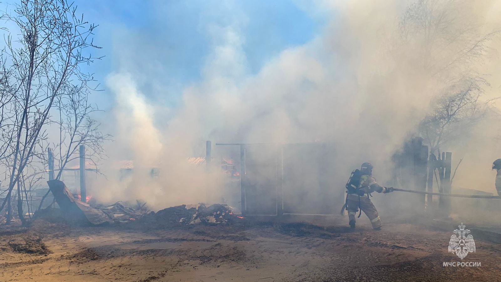 В Жатае из-за возгорания сухой травы повреждены два частных дома и семь строений