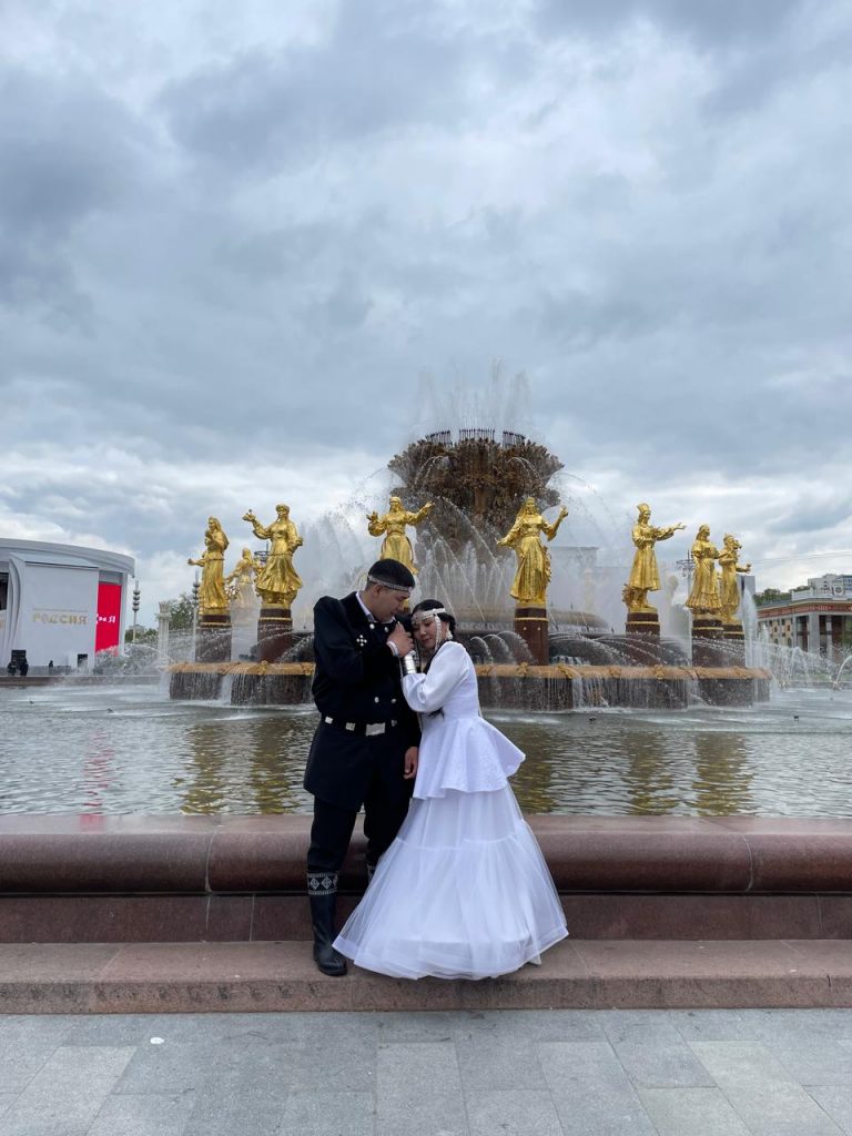 Молодожёны из Якутии заключили брак на всероссийском свадебном фестивале в Москве