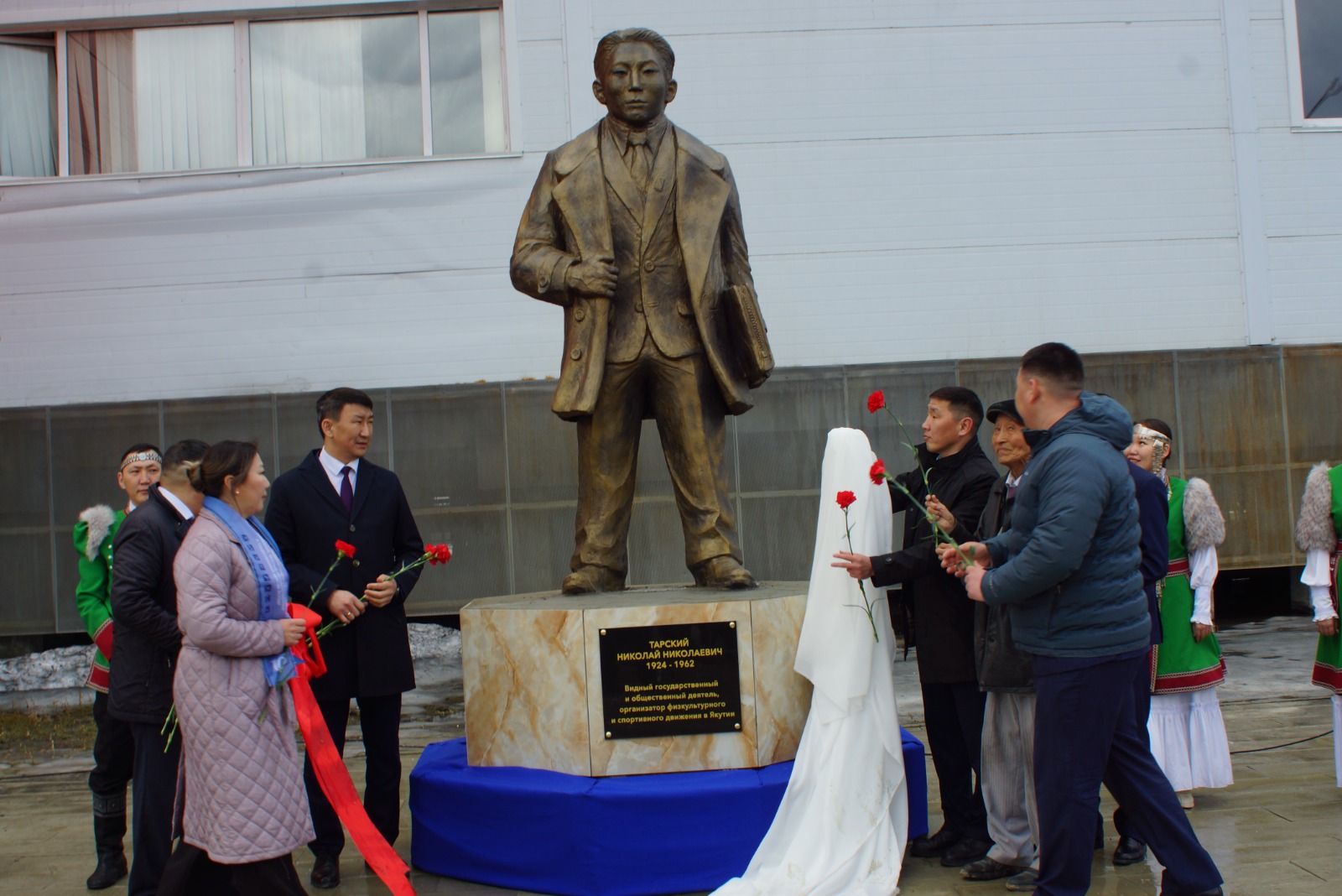 Памятник Николаю Тарскому открыли в Усть-Алданском районе в честь его 100-летия