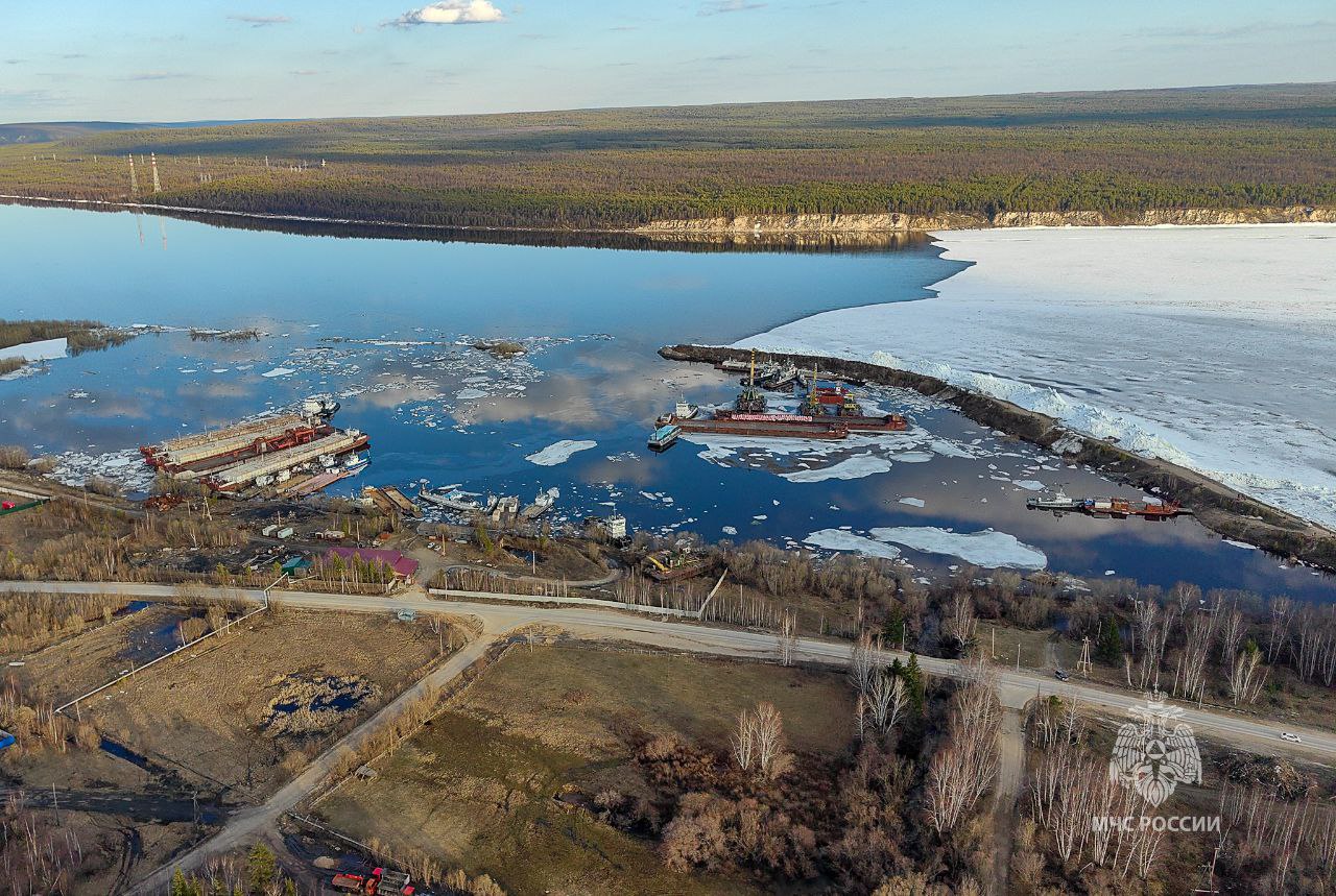 В Якутии из-за затора на Лене подтопило жилые дома
