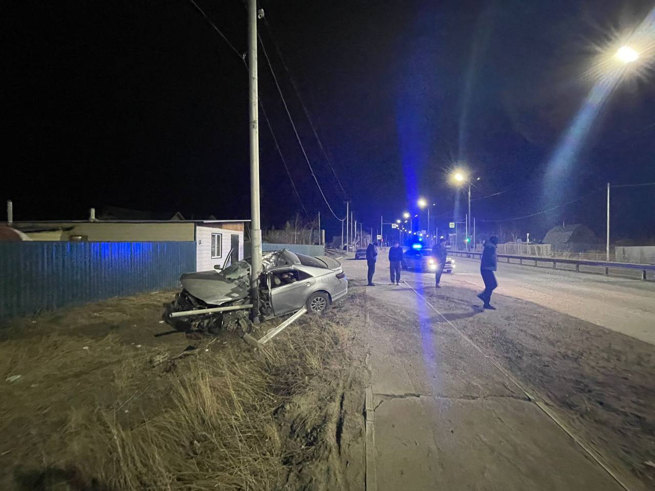 Автомобиль врезался в опору освещения в Якутске. Пострадали три человека