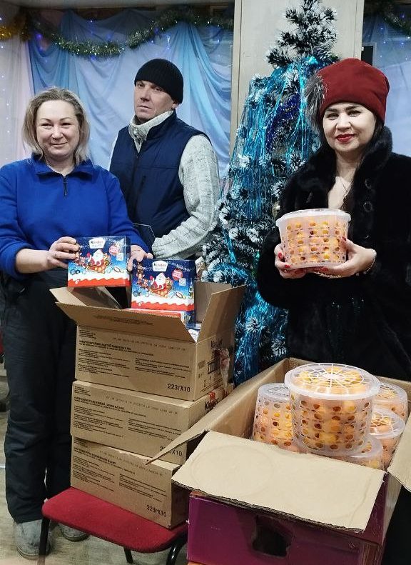 Перед Новым годом Якутский хлебокомбинат поддержал социальную столовую и привёз сладкие подарки для детей и мандарины на праздничный стол. Фото: Марина Тугова