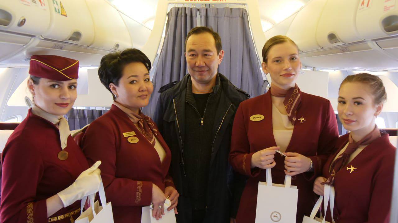 Глава Якутии поздравил бортпроводников с праздником на борту самолета