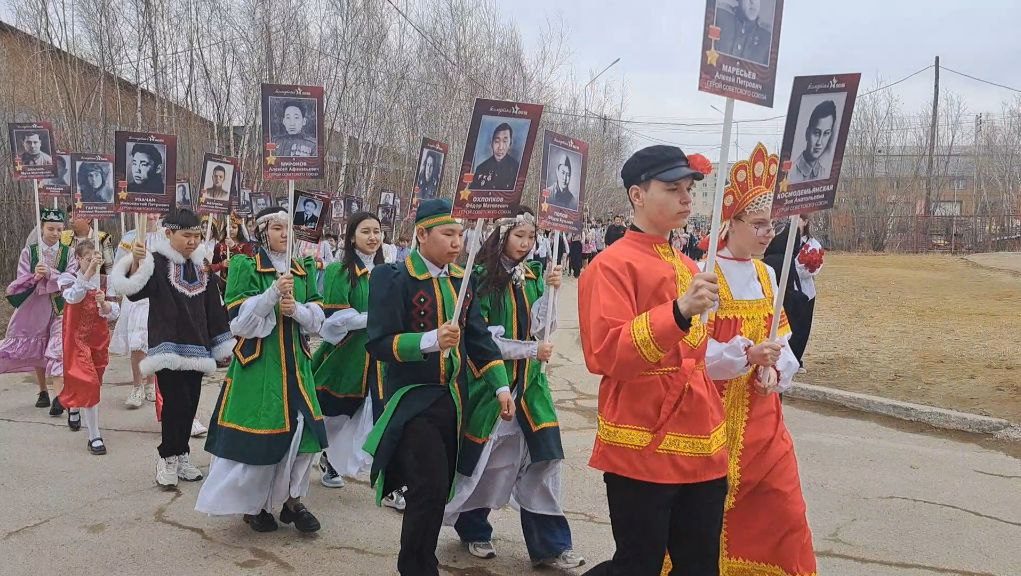 В Якутске ученики школы № 13 прошли в строю «Бессмертного полка» в национальных костюмах