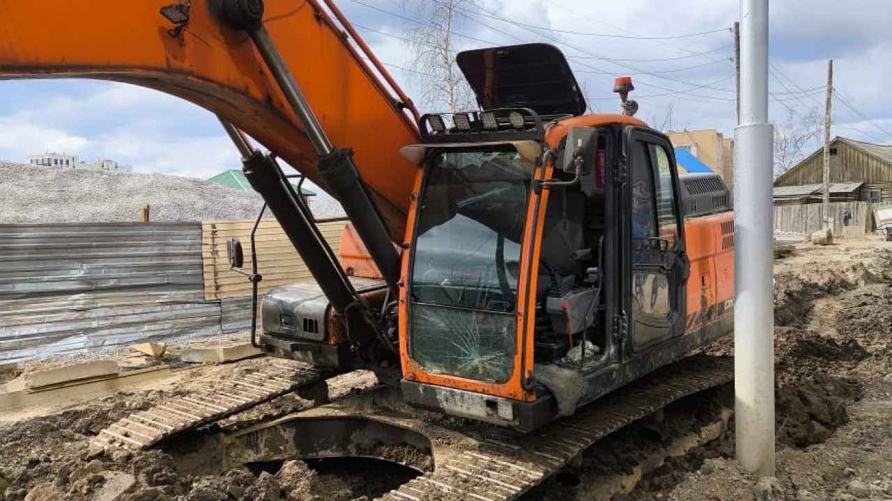 В Якутске жители частного сектора трех улиц остались без света по вине  неосторожного водителя — ЯСИА