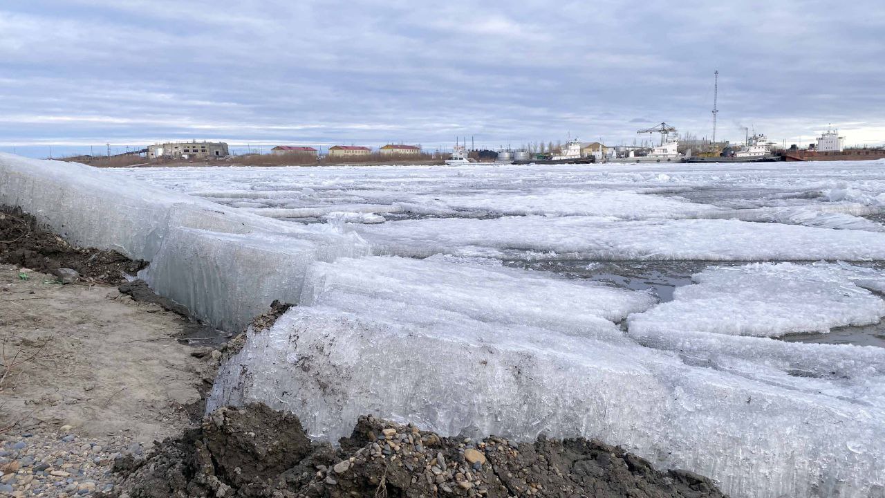 На реке Колыме начался ледоход у поселка Зырянка Верхнеколымского района