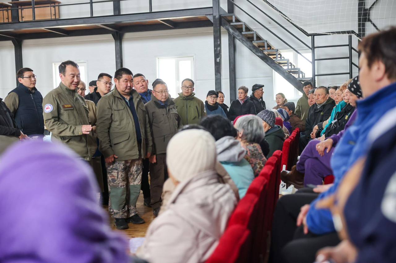 Глава Якутии встретился с пострадавшими от паводка жителями Олекминского района