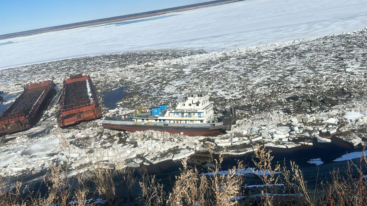 Глава Якутии поручил провести проверку по факту затонувших судов в Жиганском районе