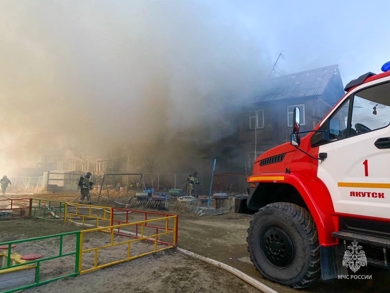 Пожар произошел в деревянном многоквартирном доме в Якутске