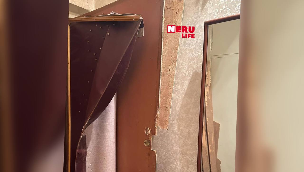 В Нерюнгри двое парней выбили дверь в квартиру и избили хозяев